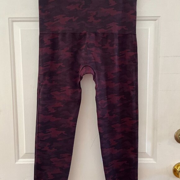 Spandex Woman's Plus-Size Look At Me Now Red & Black Camo Leggings Sz 2x - Picture 4 of 6